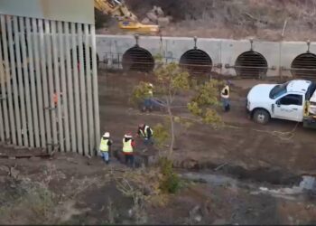 Reanudan construcción del muro fronterizo en playas de Tijuana
