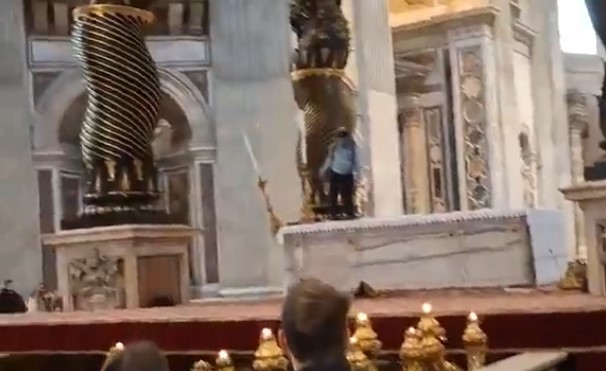 Hombre causó daños en la Basílica de San Pedro al derribar candelabros del siglo XIX