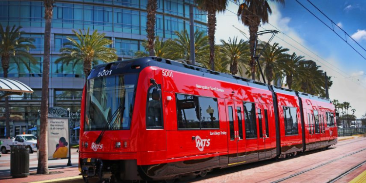 San Diego considera aumento de tarifas y recortes en el transporte público