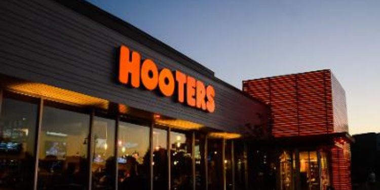 Hooters en riesgo de quiebra: Enfrenta deudas y cierre de locales