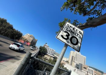 San Diego baja los límites de velocidad para más seguridad vial