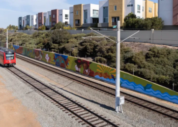 MTS inaugura murales en Chula Vista para embellecer el transporte público