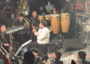 Luis R. Conriquez rechazó cantar corridos y fans destruyeron el escenario en Texcoco.