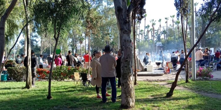 Protestan con “carnita asada” frente al Palacio Municipal de Tijuana