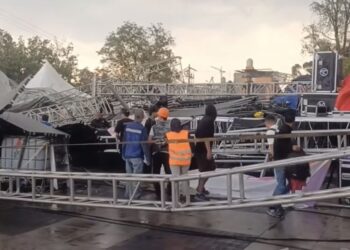 Colapsa escenario durante festejo del Día de las Madres en México
