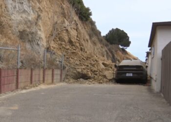 Evacuaron cinco viviendas tras derrumbe en ladera de Old Town, San Diego