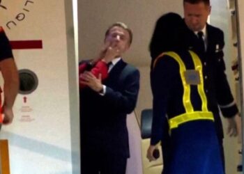 Brigitte sorprende con manotazo a Emmanuel Macron en video viral