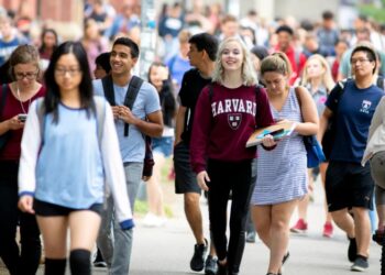 Jueza federal frena veto de Trump a Harvard por matrícula de estudiantes internacionales