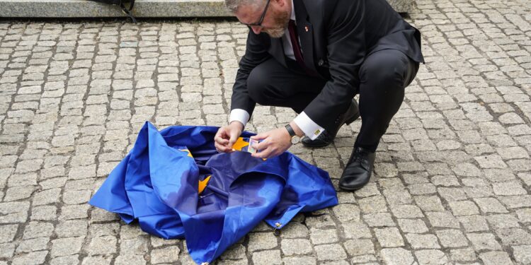 Candidato presidencial polaco quema bandera de la Unión Europea