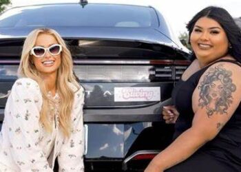 Paris Hilton sorprende a tiktoker hispana regalándole un auto tras viral video