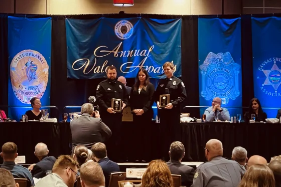 Premian a exoficial de Kansas por tiroteo fatal pese a demanda por uso excesivo de fuerza