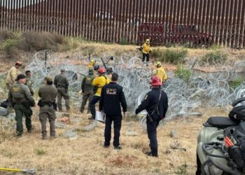 Rescatan a tres personas atrapadas en tubo cerca de la frontera en Otay Mesa