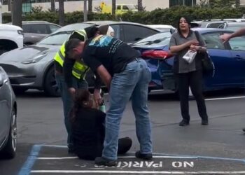 Indigna detención de mujer por agentes de ICE vestidos de civiles en San Diego