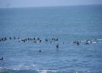 Ensenada alza la voz por la defensa del mar con un “SOS” en las olas