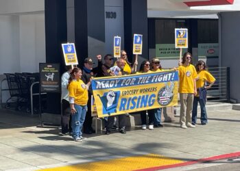 Trabajadores de supermercados realizan acciones previas a posible huelga en San Diego