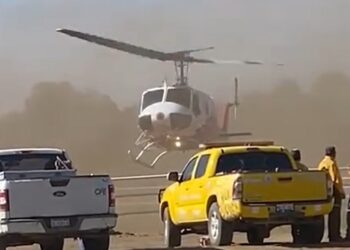 Refuerzan con helicópteros combate de incendio en La Rumorosa