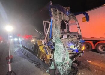 Choque entre un camión de pasajeros y un tráiler dejó 5 lesionados en la carretera Tecate-Mexicali