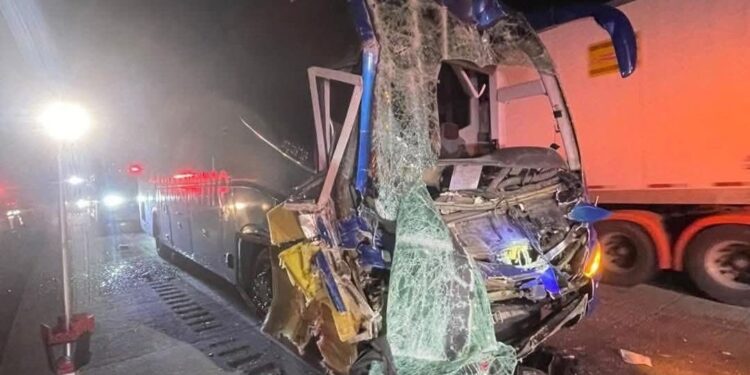 Choque entre un camión de pasajeros y un tráiler dejó 5 lesionados en la carretera Tecate-Mexicali
