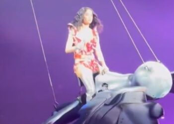 Katy Perry vive susto en pleno concierto tras falla en tirolesa