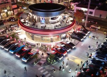 Tesla Diner abre en Hollywood: comida, autocine y carga eléctrica en un solo lugar