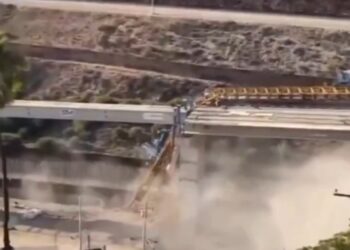 Colapsó una grúa en las obras del viaducto elevado en Tijuana