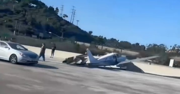 Avioneta aterrizó de emergencia en autopista de San Diego