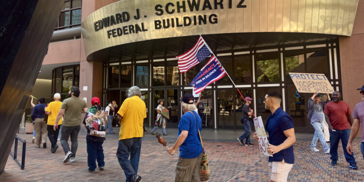 Nueva protesta frente a la corte federal contra operativos de ICE