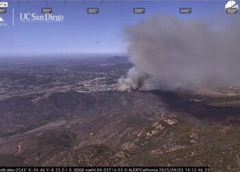 Incendio Lodge Fire se expande en Spring Valley