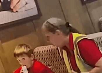 Niño va a Chick-Fil-A