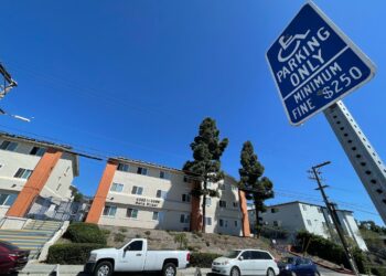 Vecina acusa a administradores de edificio por negar espacio a su padre discapacitado