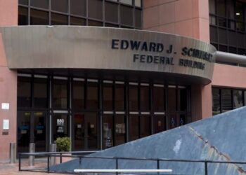 ICE mantiene arrestos en tribunales de San Diego pese a prohibición estatal