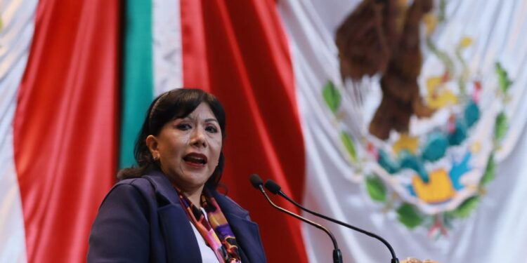 Buscan sancionar a senadores que se duerman o distraigan durante las sesiones