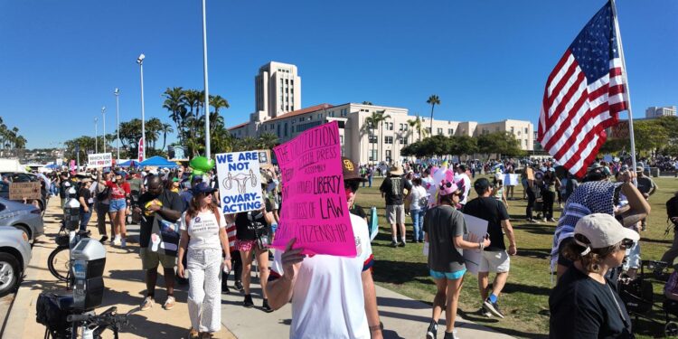 Manifestantes se concentraron en San Diego durante jornada nacional “No Kings Day 2.0”