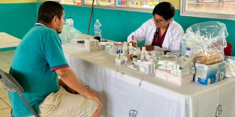 IMSS despliega operativo médico en cinco estados afectados por ciclón tropical