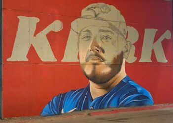 ¡Sí, Alejandro Kirk ya tiene mural en un puente de Tijuana!