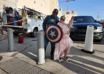 Superhéroes limpian ventanas y roban sonrisas a pacientes de hospital infantil por Halloween
