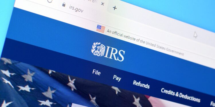 IRS anuncia nuevos rangos de impuestos y deducciones para 2026