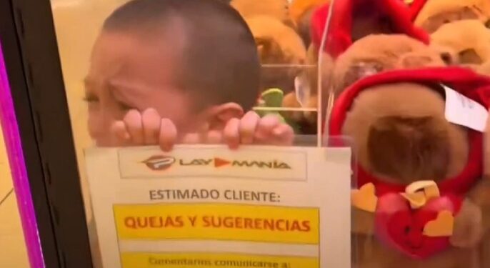Niño de 3 años quedó atrapado en máquina de peluches en supermercado de Guadalajara