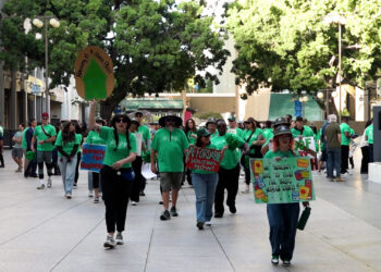 Marchan por un techo para los más de 1,500 jóvenes sin hogar en San Diego