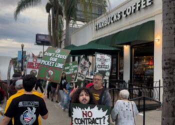 Baristas de Starbucks lanzan huelga nacional “Red Cup Rebellion”