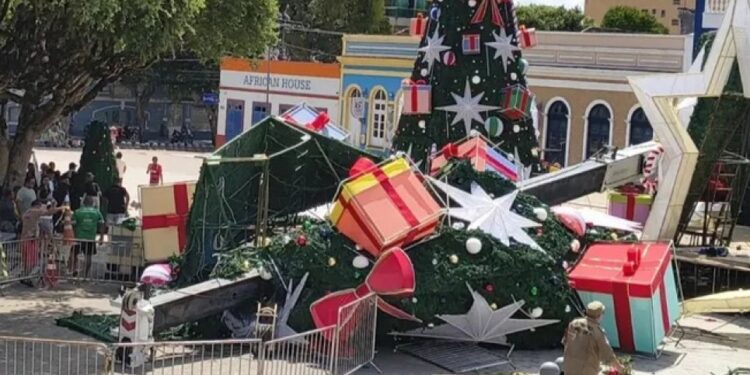 Trabajador muere tras caída de árbol navideño en Brasil