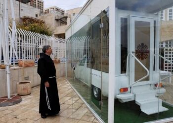 Papamóvil de Francisco se convertirá en clínica móvil para Gaza