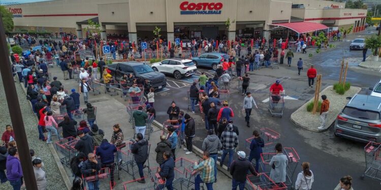 Largas filas en Costco por compras de última hora para la cena de Navidad