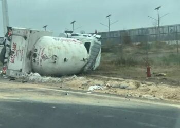 Cierran carretera en México por volcadura de pipa de gas en plena Navidad