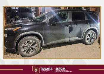 Mujer halla a dos personas escondidas en la cajuela de su vehículo antes de cruzar a Estados Unidos