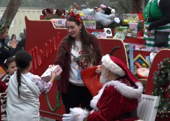 Benefician a 500 familias en necesidad en el Holiday Meal & Toy Giveaway por la policía de Chula Vista