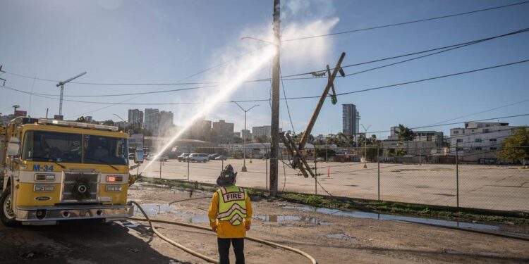 Vecinos de Tijuana siguen sin luz pese a reporte de CFE de restablecimiento total