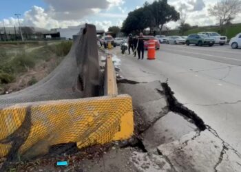 Reportan nuevo socavón en la Vía Rápida Oriente de Tijuana
