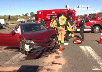 Choque de tres vehículos deja un conductor gravemente lesionado en Carlsbad