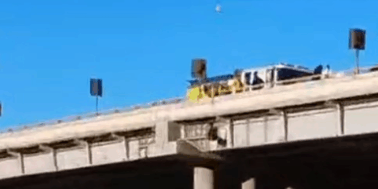 Hallan dos cuerpos colgados de un puente en la carretera Tijuana-Tecate